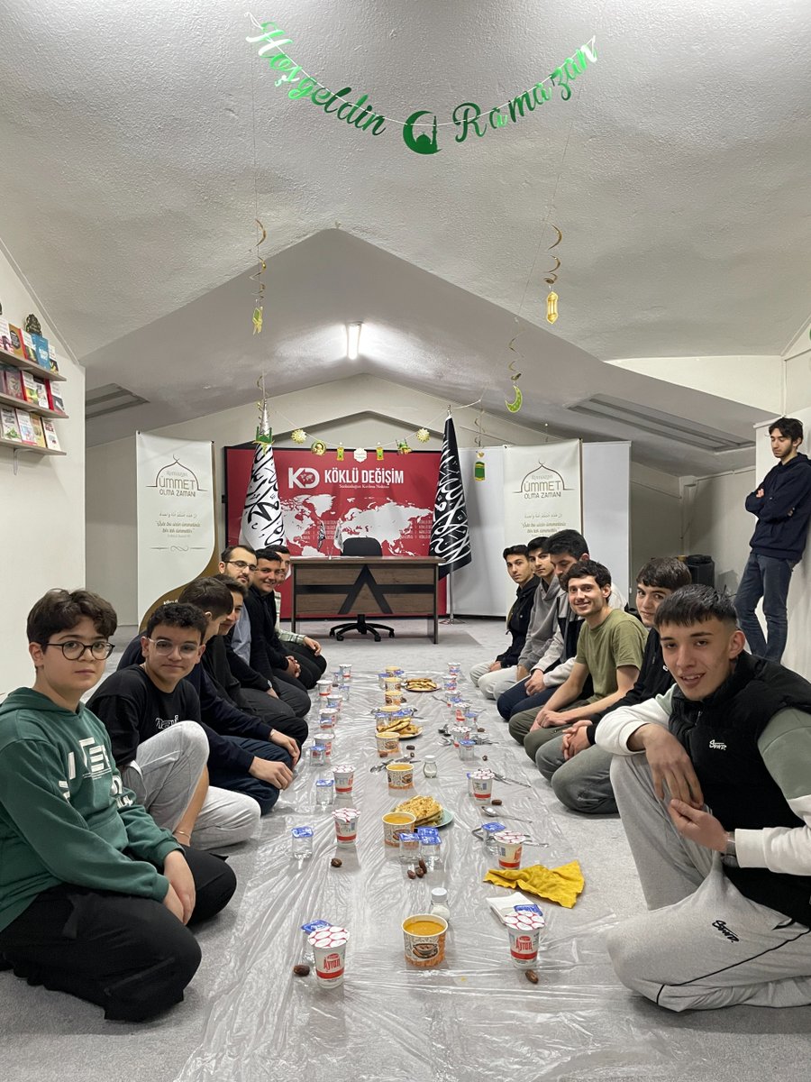 Köklü Değişim Gençlik Kolları Konya olarak, #ÜmmetOlmaZamanı kampanyamız kapsamında anlamlı bir iftar programı gerçekleştirdik.

Kardeşlik ve ümmet bilincini pekiştirmek amacıyla düzenlediğimiz programımız; iftarın açılması, yapılan dualar ve cemaatle eda edilen namazın ardından