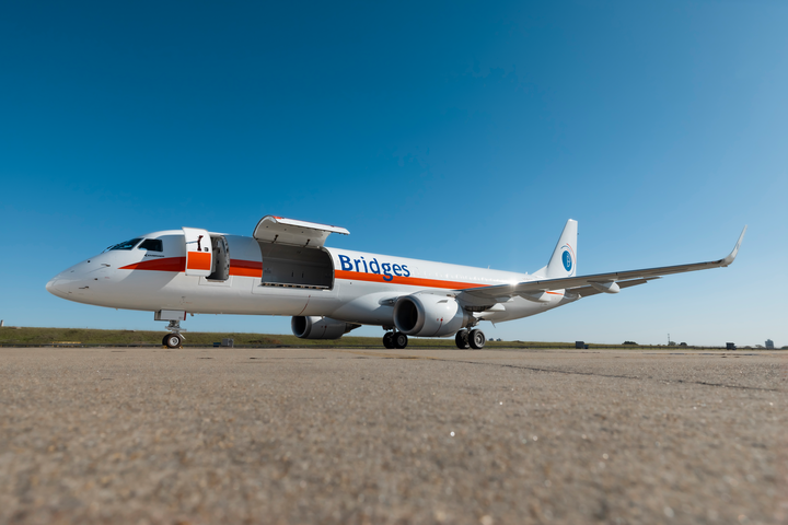 DefenseLrca's tweet photo. Embraer entra na era dos cargueiros a jato com primeiro voo comercial do E190F
#Embraer #cargo #embj3 #EFreighter #E190F #BridgesAirCargo
https://t.co/PFk7hxs4WD https://t.co/rNcg4vrIyT