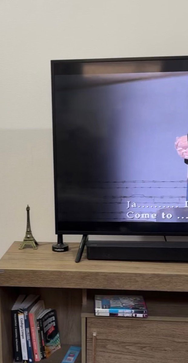 E_dooardo's tweet photo. @SamsungBrasil eu mando uma TV para a assistência própria de vocês e, além de não conseguirem consertar, vocês DANIFICARAM meu aparelho! Já que não tem a peça, que vocês mesmos estragaram, me mandem um aparelho novo! https://t.co/LwKbORXmJA