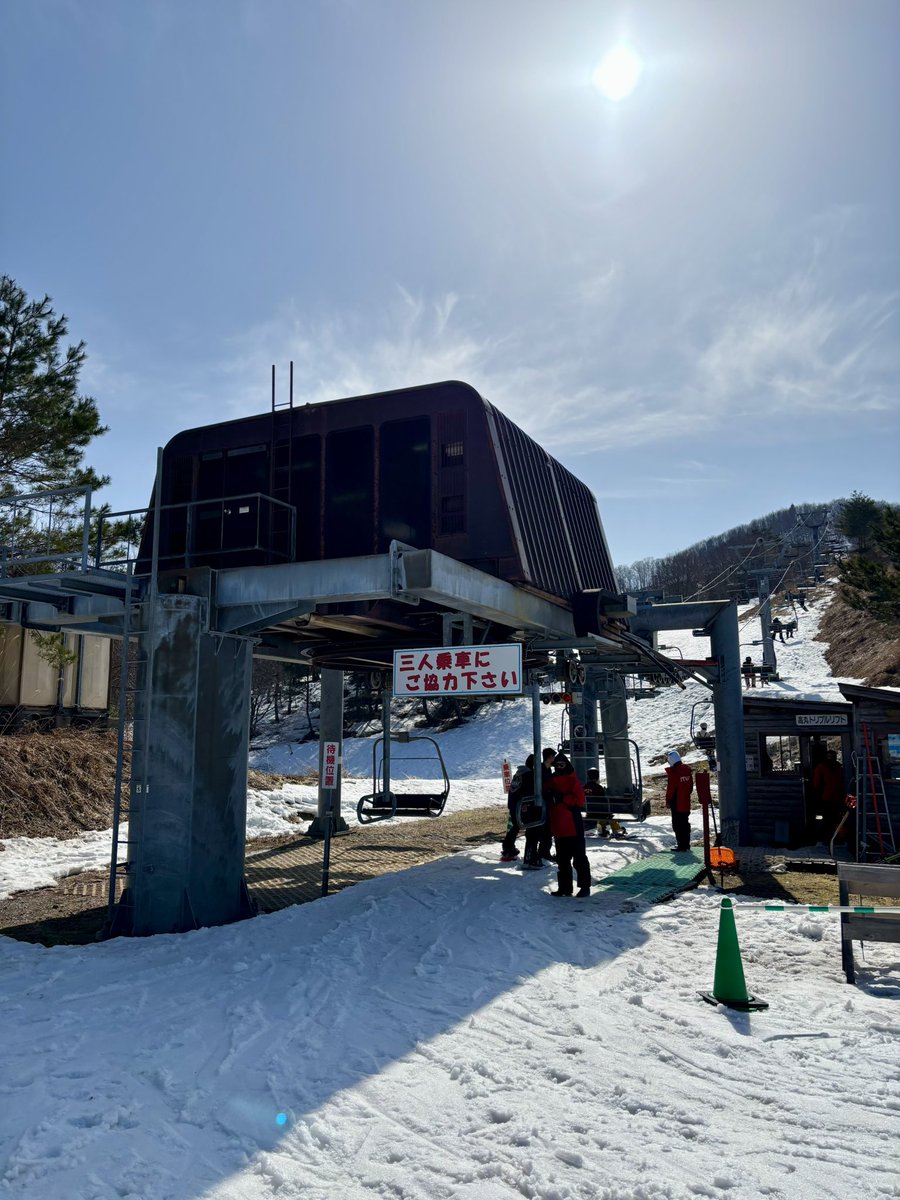 chairliftmaniac's tweet photo. ばんしゅう戸倉スキー場
高丸トリプルリフト
このスキー場で1番新しい索道であり兵庫県では日ケ製トリプルリフトはハチ北とここのみかと思われます。
高丸ゲレンデが緩斜面な方なので滑りやすいかと思われますが、ご覧のとおりかなり雪解けが酷く滑るのが難しかったかと。 https://t.co/jIFAPaFAKo