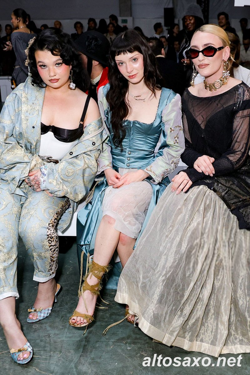 AltosaxoMusic's tweet photo. Lola Young, Holly Humberstone and Mara Sattei at the Vivienne Westwood fashion show at Paris Fashion Week in Paris, France on March 7, 2026. 
ALTOSAXO Music Apparel 
https://t.co/BQvVWUowwb https://t.co/xpNZyOD2V7