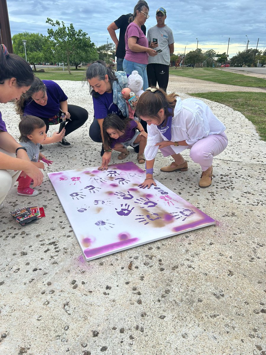 IntersocialFem's tweet image. En #PasoDeLosToros Las Hildas hicieron una manifestación en apoyo a #Fiorella separada de sus hijos por orden judicial. 
Violencia institucional y vicaria sobre madres e infancias