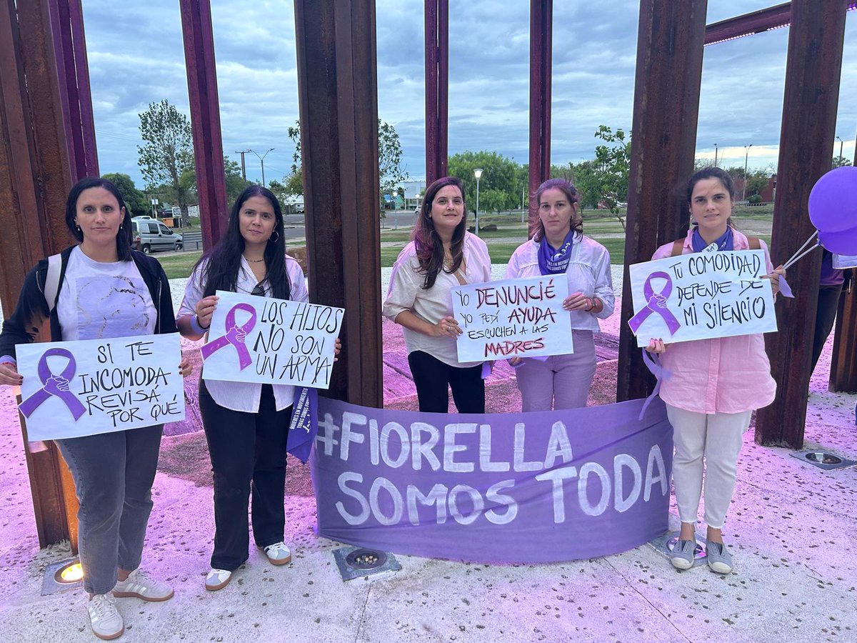 IntersocialFem's tweet image. En #PasoDeLosToros Las Hildas hicieron una manifestación en apoyo a #Fiorella separada de sus hijos por orden judicial. 
Violencia institucional y vicaria sobre madres e infancias