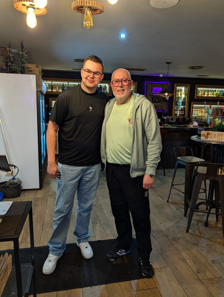 72mdf's tweet photo. Amazing who you bump into in a bar in tenerife @GVV180 https://t.co/GJF733bqPx