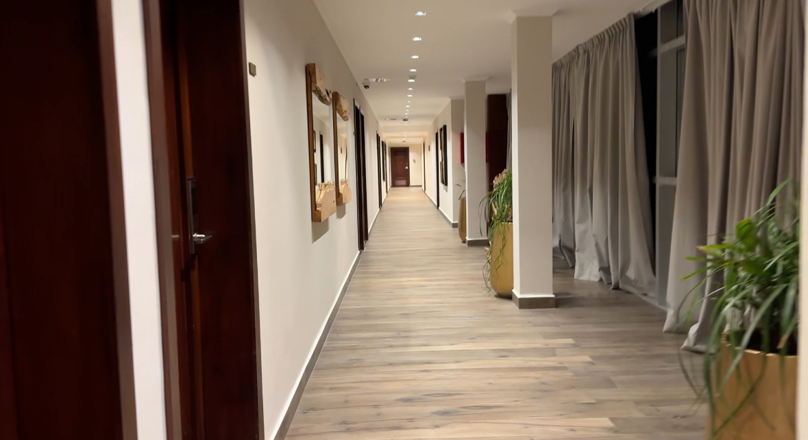 La noche del jueves la pasé en el hotel de Pablo Toviggino, sobre la ruta 9, en Santiago del Estero. ¿Adivinen qué? Estaba vacío. Única huésped entre 40 empleados aprox. Cancha de polo, fútbol, pádel, spa, tanque de flotación, peluquería, salón de fiestas, y más.
La SRL que me