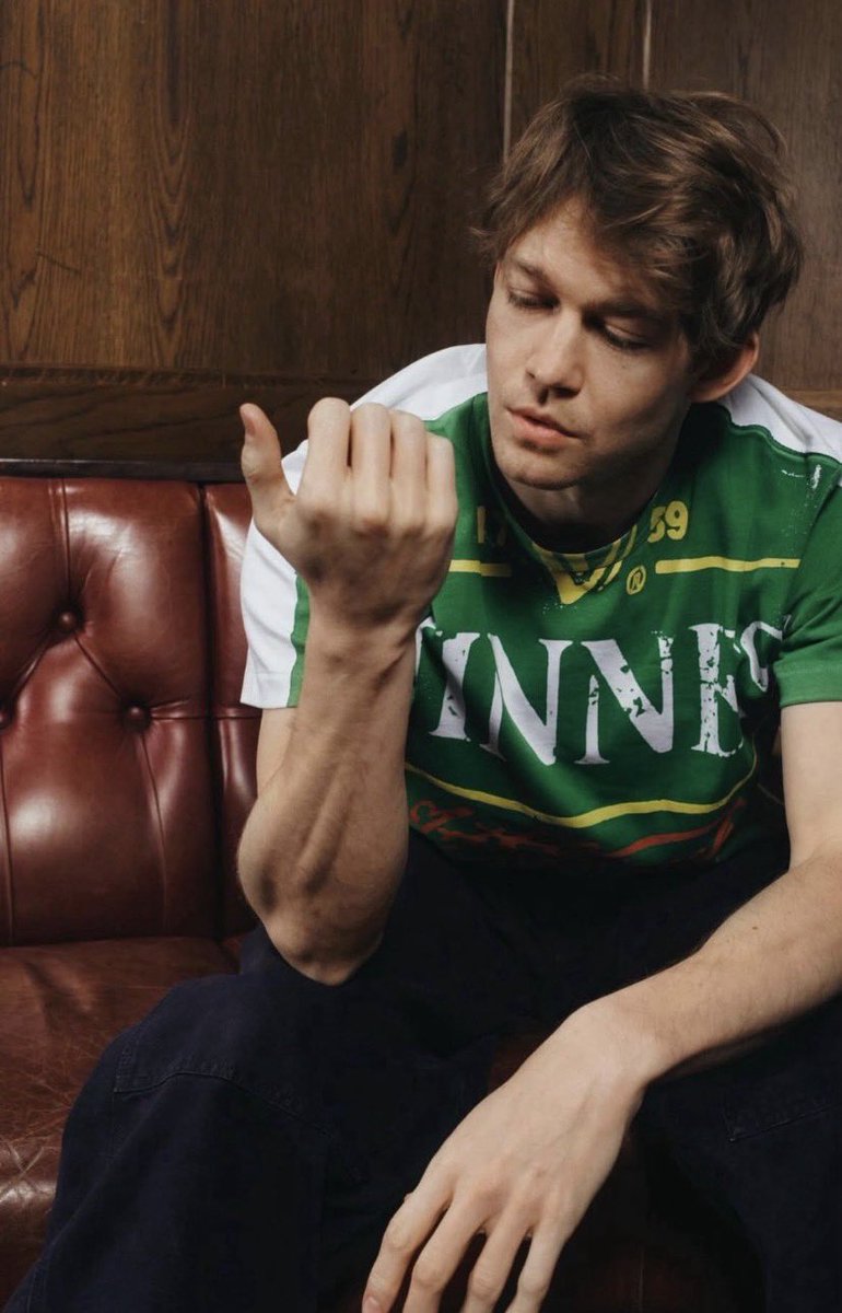 lvijeo's tweet photo. every tongue that rises against joe alwyn shall fall https://t.co/FzNNCd9jsL