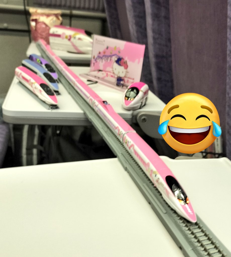 hatap_twit's tweet photo. 先日参加したイベント、盛況でした。せっかくなので?車内でテーブル3つ使って無茶してみた。
#Zゲージ #ハローキティ新幹線 (8両編成) #Nゲージ #ファーストカーミュージアム #JR500 など。
意外と揺れて大変。そしてZゲージのパンタグラフ紛失。小さすぎて見つからないよね… https://t.co/PzYKuFILOO