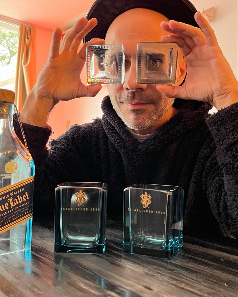 GreenGlassAR's tweet photo. ¿Es posible transformar una botella vacía de Blue Label en una pieza de lujo? 🥃💎

En Argentina estamos elevando el arte con materiales reciclados a otro nivel. No es solo "reciclar", es diseño de autor.

Te cuento el proceso acá: https://t.co/J4iCljobko https://t.co/culROe7REW