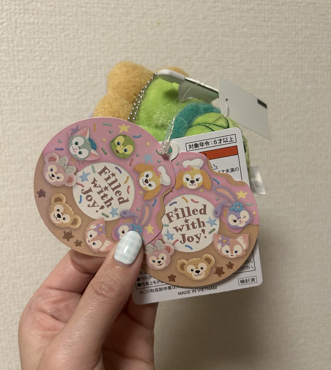 avoi21's tweet photo. この間行ったシーでお迎えしたオルくんのぬいバ、よくみたらタグが2ついてる😂
買った時わからなかったけど、タグ切ろうと思って気付いたw
可愛いのが2つもついてて嬉しい🥰🌷 https://t.co/K8XYiigEmw