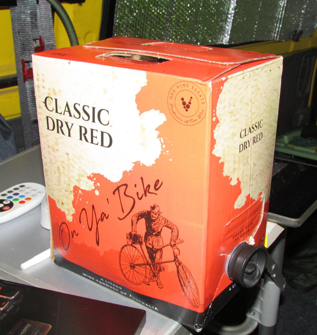 This is my first time buying a Goon..
(en.wikipedia.org/wiki/Box_wine)
But it come with a free camping pillow! \o/