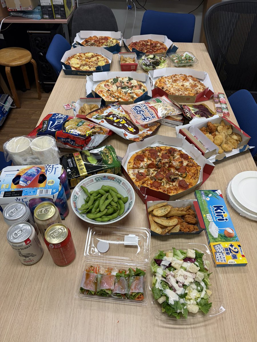 dlabnu's tweet photo. 4年生の卒研発表お疲れ様会でした！🍕 https://t.co/kGb7NHBbWy