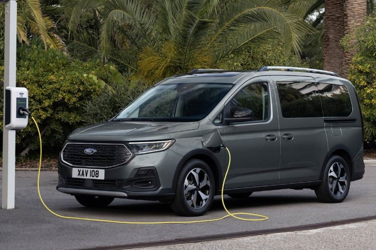 FordFuenlabrada's tweet photo. El #Ford Tourneo Connect enchufable redefine las escapadas en grupo, fusionando una versatilidad infinita con la energía limpia que necesitas para disfrutar del viaje sin pausas🔌🌿 https://t.co/K4y7ieIIxU