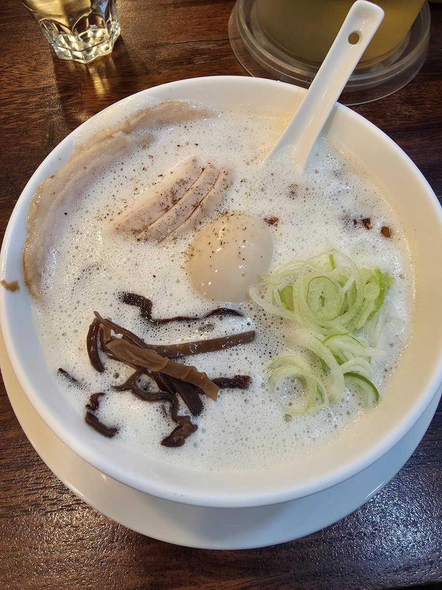 s_speakyourself's tweet photo. 일본인이 한국에서 먹어보는 일본음식5
(일한먹일)
최초 100점 등장

우선 바로 전에 올린 
텐동 맛집 노출수가 박살나서
한번 읽어주시면 감사하겠습니다..
😭😭

이번에는
한국 최초의 라멘 미슐랭으로 유명한

오레노라멘

체인점이라 서울에 다른 곳도 있음
나는 인사점 갔음
��이팅 20분

가게는 넓지 않고
카운타석이 많음

토리빠이탄 먹음
중국 느낌이 나긴하지만
내 dna가 일본쪽 음식이라고 말해주고
라멘이라서 일식 맞음

국물이
닭 육수고
닭가슴살 들어가있는데
엄청 부드럽고 국물과 잘 어울림

그리고
무조건 제발 제발
챠슈 추가해서 먹으셈
얇고 부드럽고 개미쳤음
지금도 기억나는 맛
진짜 꼭 차슈 추가해야함 

한국의 하얀색
설렁탕도 느낌이 조금 남
닭이 들어간거같은데 매우 신기함
국물 먹으면 
바로 도파민 폭발
라멘인데 생각보다 안 짬
서양식 스프 느낌도 있음
면은 특별한 거 없지만
면까지 특별할 필요가 없을만큼
정말 맛있음

밥이랑 국물 타베호다이
밥 많이 먹는 사람도 좋을 듯

결론

라멘인데 부담스럽지 않고
부드러운 느낌
챠슈 개쩔음 꼭 먹으셈

무조건 가라
진짜 맛있음
일본애들이 보고 배워야할 맛임

가서 먹어보고 맛없으면
일본 국적 포기하겟음
그정도로 맛잇음

100/100
첫 백점

#일본 #맛집