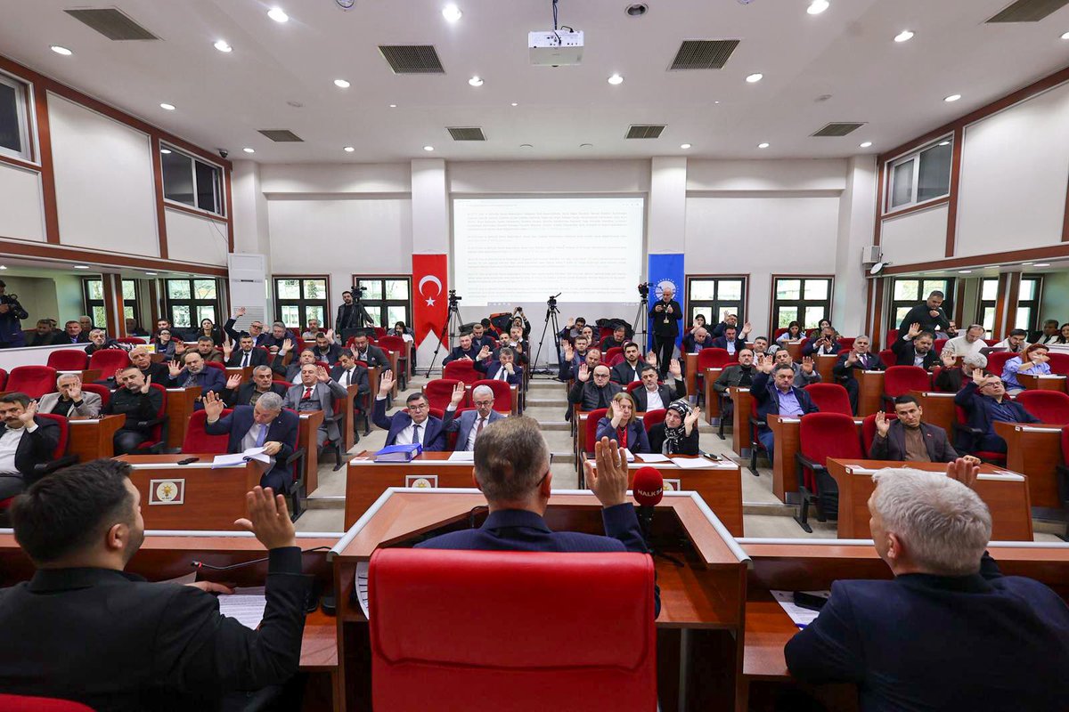 ISIKSUMUTLU's tweet photo. Sakarya Büyükşehir Belediyemizde Mart Ayı Meclis Toplantımızı gerçekleştirdik.

Büyükşehir Belediye Başkanımız Yusuf Alemdar’ın liderliğinde; şehrimizin gelişimi, hemşehrilerimizin huzuru ve daha güzel yarınlarımız için aldığımız kararların hayırlı olmasını Allah'tan temenni ediyorum. 

Birlik ve uyum içerisinde, milletimizin yüzünü güldürecek hizmet ve eserleri şehrimizle buluşturmak için gayretle çalışmaya devam inşaallah.

#BuŞehirHepimizin