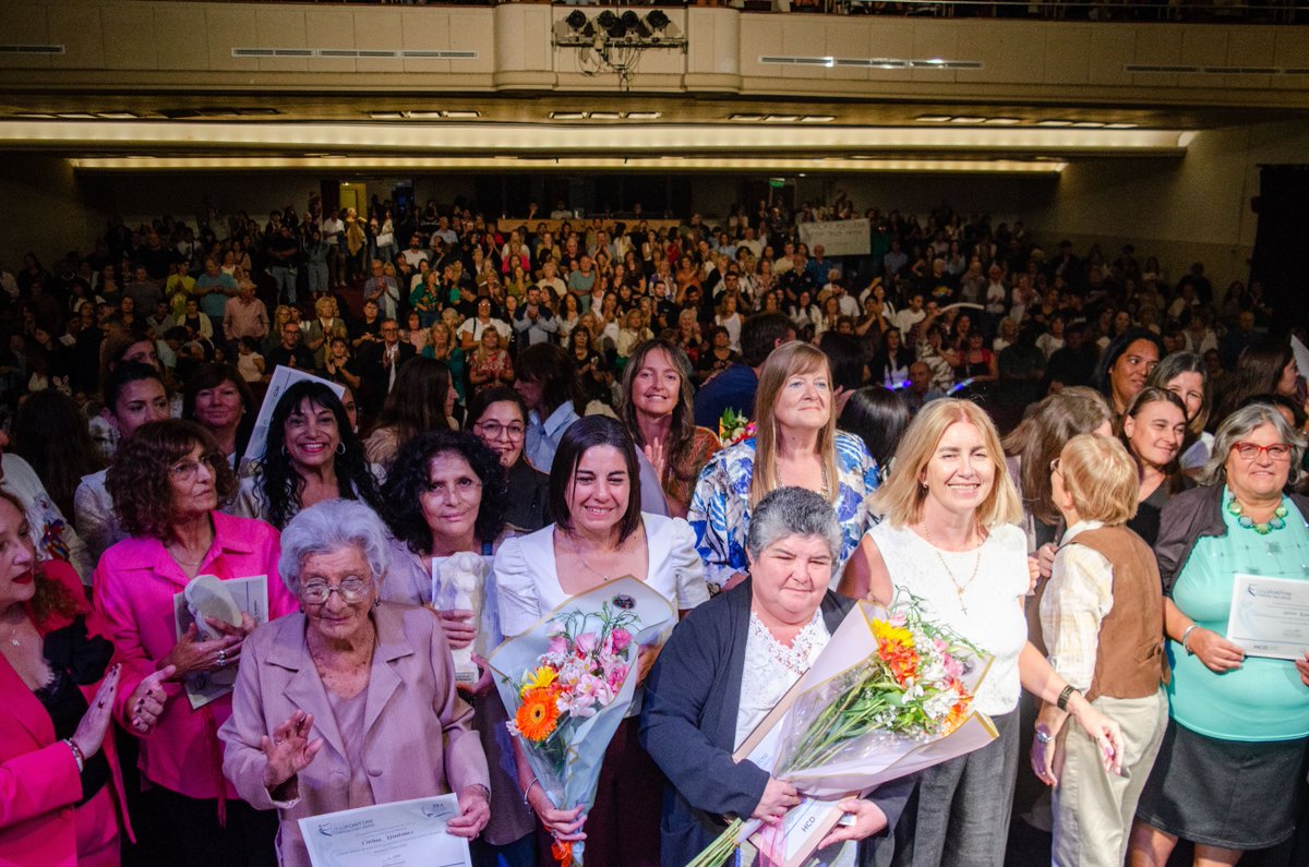 HCD_OLAVARRIA's tweet photo. Se entregaron los Premios Dina Pontoni y Florentina Gómez Miranda 2026 en el Teatro Municipal https://t.co/1GRSpoq3VU https://t.co/yq5GWIH4vv