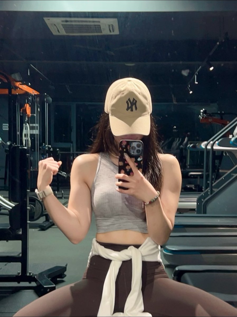 PridaSB's tweet photo. Strong, focused, and unstoppable. Pushing my limits one rep at a time. 💪 https://t.co/k1fq8etJYz