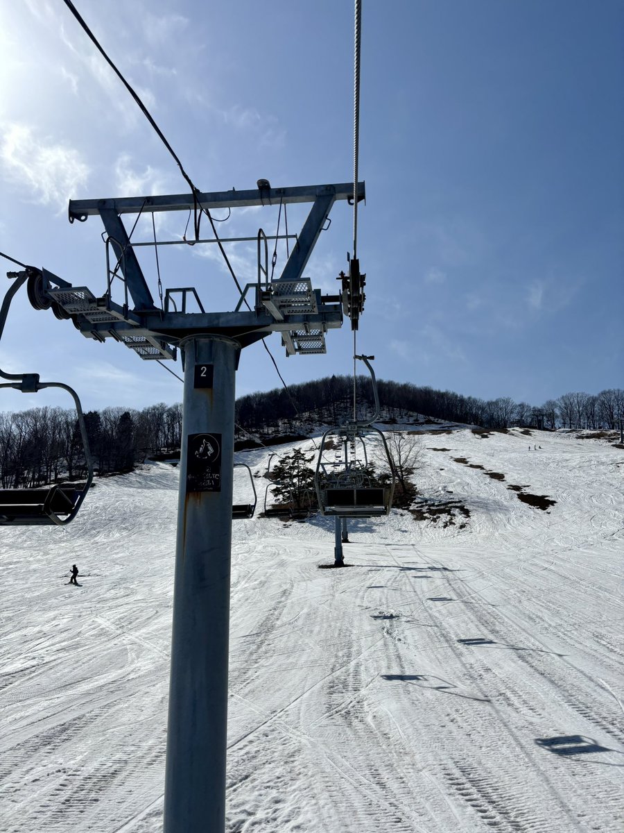 chairliftmaniac's tweet photo. ばんしゅう戸倉スキー場
みはらしペアリフト
このスキー場で1番奥に位置する日ケ製ペアリフトですが山頂的位置は写真4枚目のとおり高丸トリプルとほぼ同じになります。
索道としては1番短いかと。
みはらしゲレンデの方が確かに斜面に変化があるかと思いました。 https://t.co/98xglb4w5O