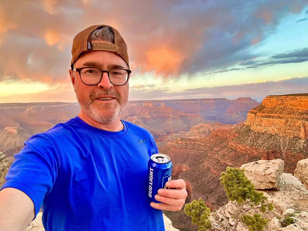 HikingLawyer's tweet image. After a long day on Bright Angel Trail, I put some additional effort in and caught sunset at a secluded spot on the Rim.  Just me, cold beers… and a goat.

#grandcanyon #nationalparkphotography #nationalparks #outdoorphotography #hike