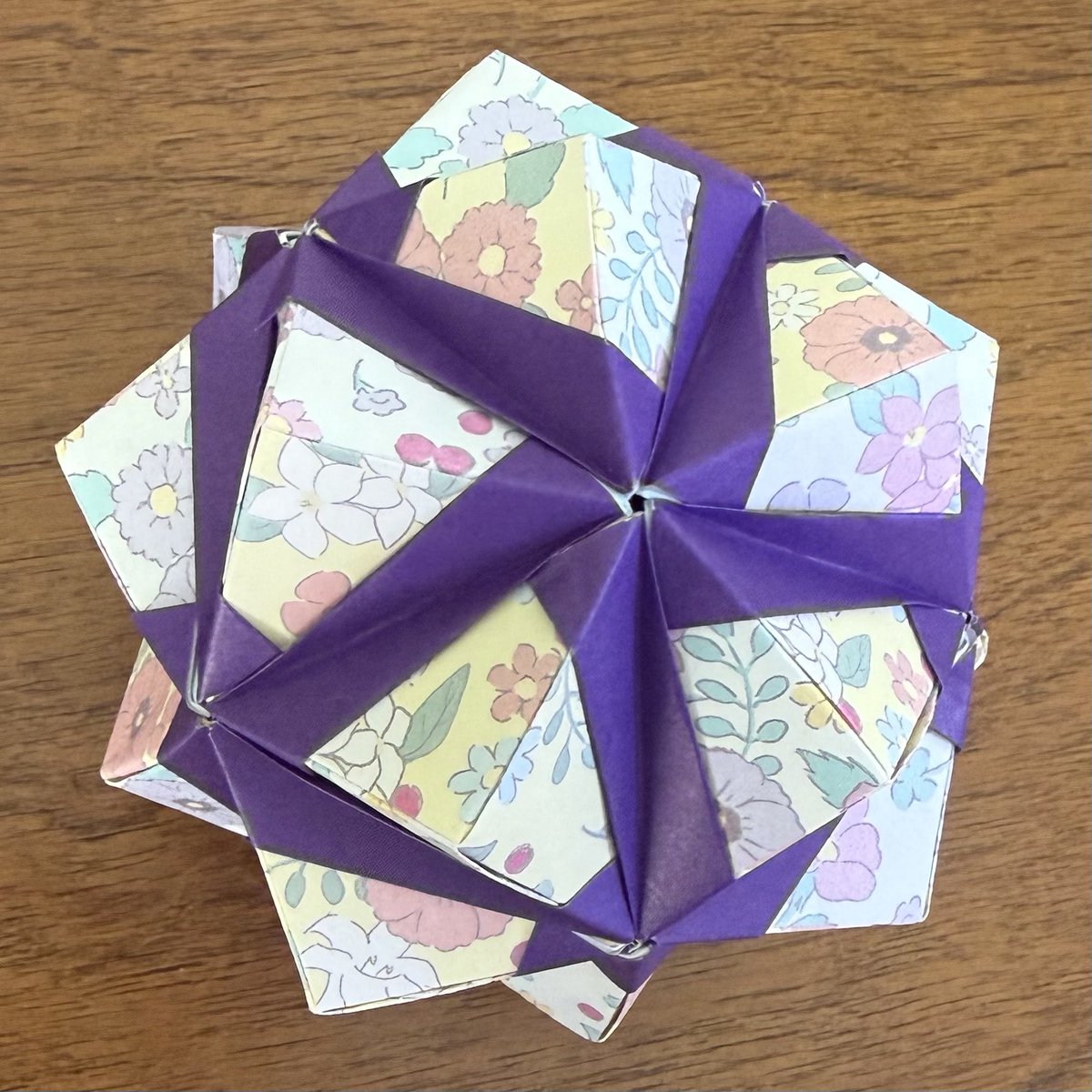 fuy199's tweet image. 細たすき by 布施知子さん

花まり📖の中で　
faceが正方形だったので
今まで作ったことがなかったくす玉。

やってみたらなかなか楽しかった〜🎶
It was fun.  I'll try making it again.

#ユニットくす玉
#布施知子 #beautifuldesign
#春はすぐそこ
#2026march