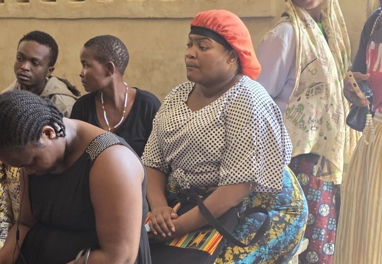 Superbee1683's tweet photo. “Masiteni, muli bwanji?” the guard asked in a weary tone. “I… I’ve come for help,” she replied. Then came an offer. “If you want to be seen quickly, it’s K10,000,” he said, suggesting an express lane She refused, kept her place in line as Card-205. https://t.co/q5tZpak9Do https://t.co/TfH9GhhBYo