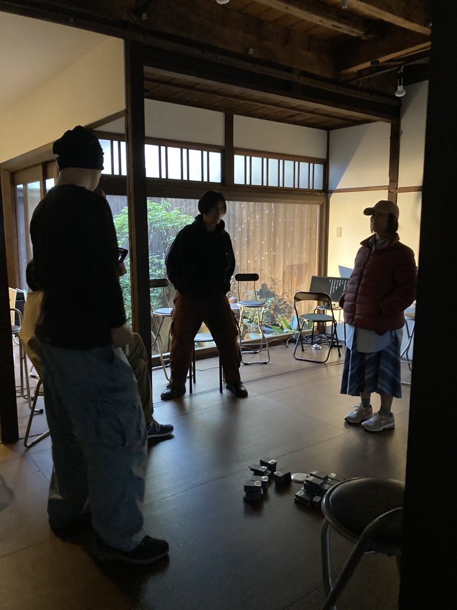 今回も参加メンバーのアイデアが集まってできた作品でした。僕1人では到底作れない。
僕が考えてきた事はことごとく外れたりもしました。その度に何度も修正しながら、積み上げては壊して、創発という現象を見ようとみんなで制作を続けました。公演中何度も感じることができたと思います。