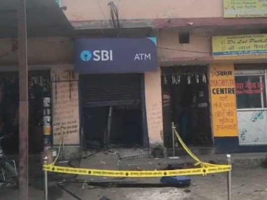 Hellobanker_in's tweet image. In Muzaffarpur Bihar, Thieves Uprooted SBI ATM and took ATM away with them. Robbers executed robbery without any fear of Police and Law. Banks need to enhance the security of their premises.

Read details: hellobanker.in/?p=77172

@TheOfficialSBI #sbi #banking #bihar #robbery