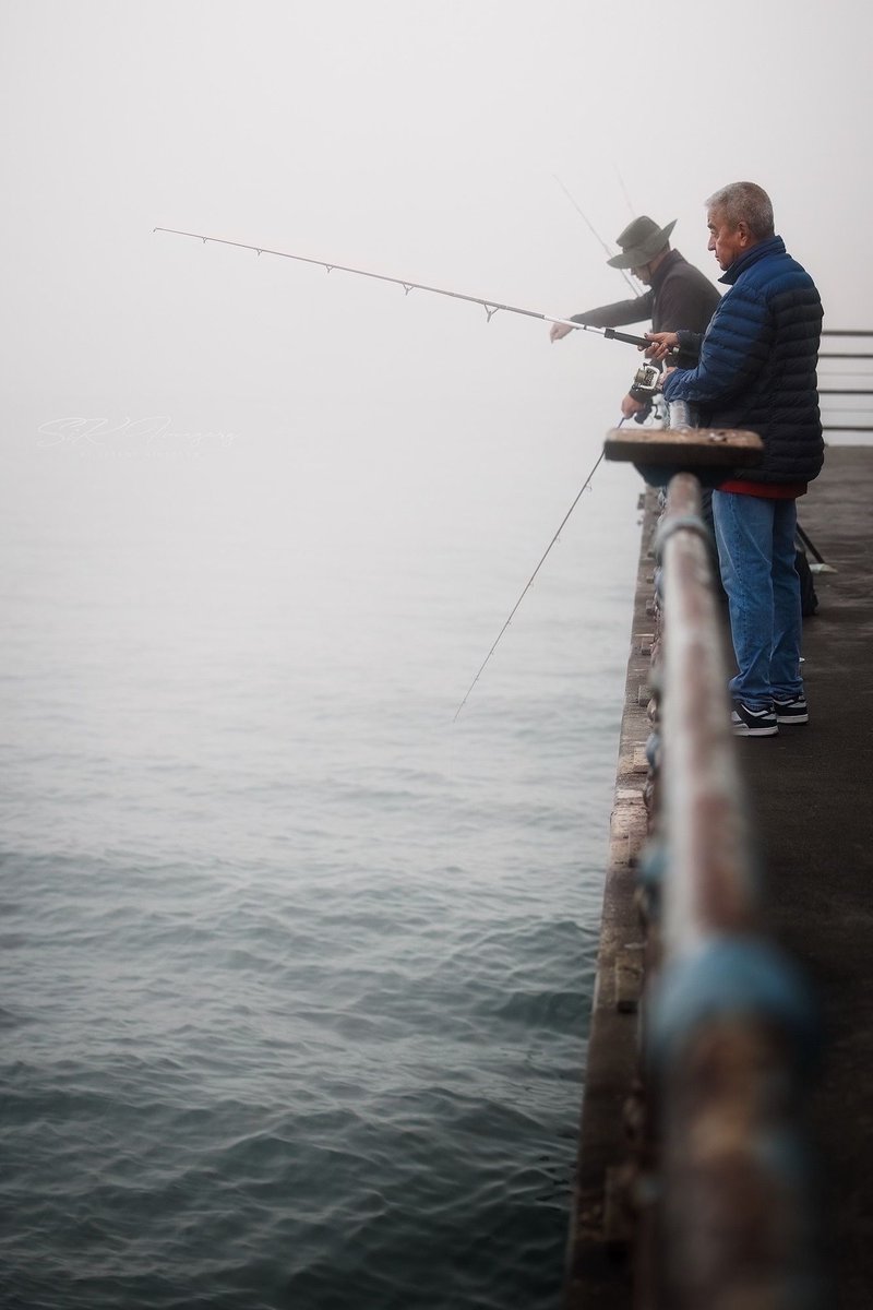 SiKImagery's tweet image. Hope you all have an amazing week ahead! So many folks don’t like #Mondays, so let’s share some amazing #mood for a #MoodyMonday thread! 
*
How about the mood of heavy fog at the #SantaMonica pier?! These fisherman didn’t seem to mind one bit!  Made for some ominous shots!