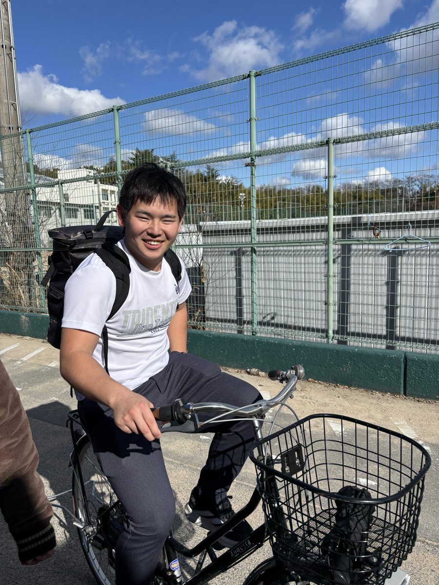 TRIDENTS_41's tweet photo. リュックの位置高すぎる同期。
 #阪大アメフト
 #春から阪大
 #只者じゃない感
 #これが最先端らしい
 #ガチムチ https://t.co/ZC84CCAqBB