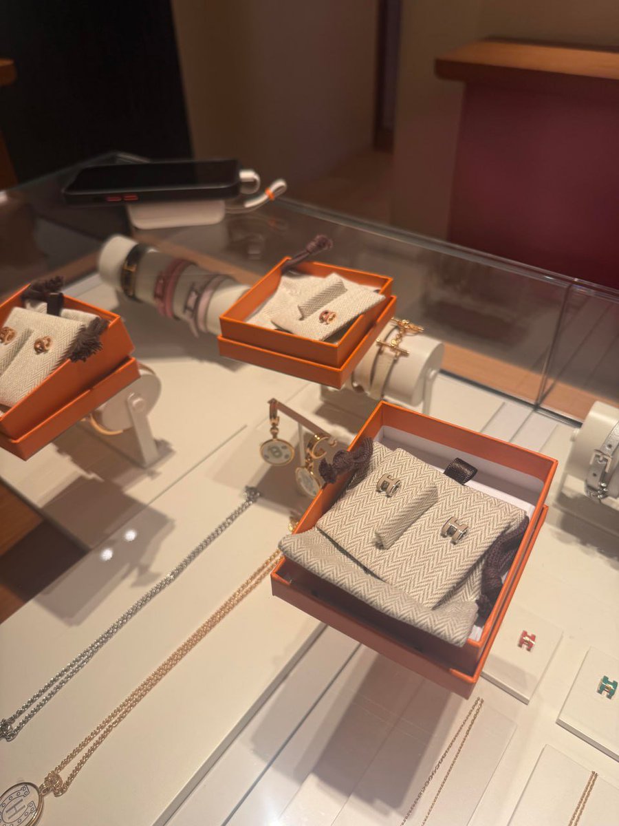 Divya2a2's tweet photo. #shopping #bracelet #Hermes #LV #luxurygoods https://t.co/SWcVVHmWIx