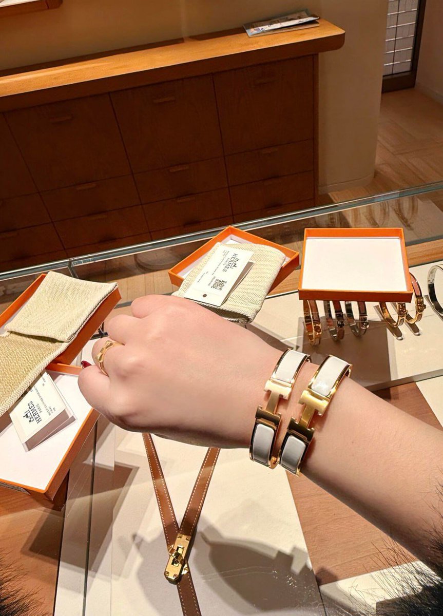 Divya2a2's tweet photo. #shopping #bracelet #Hermes #LV #luxurygoods https://t.co/SWcVVHmWIx