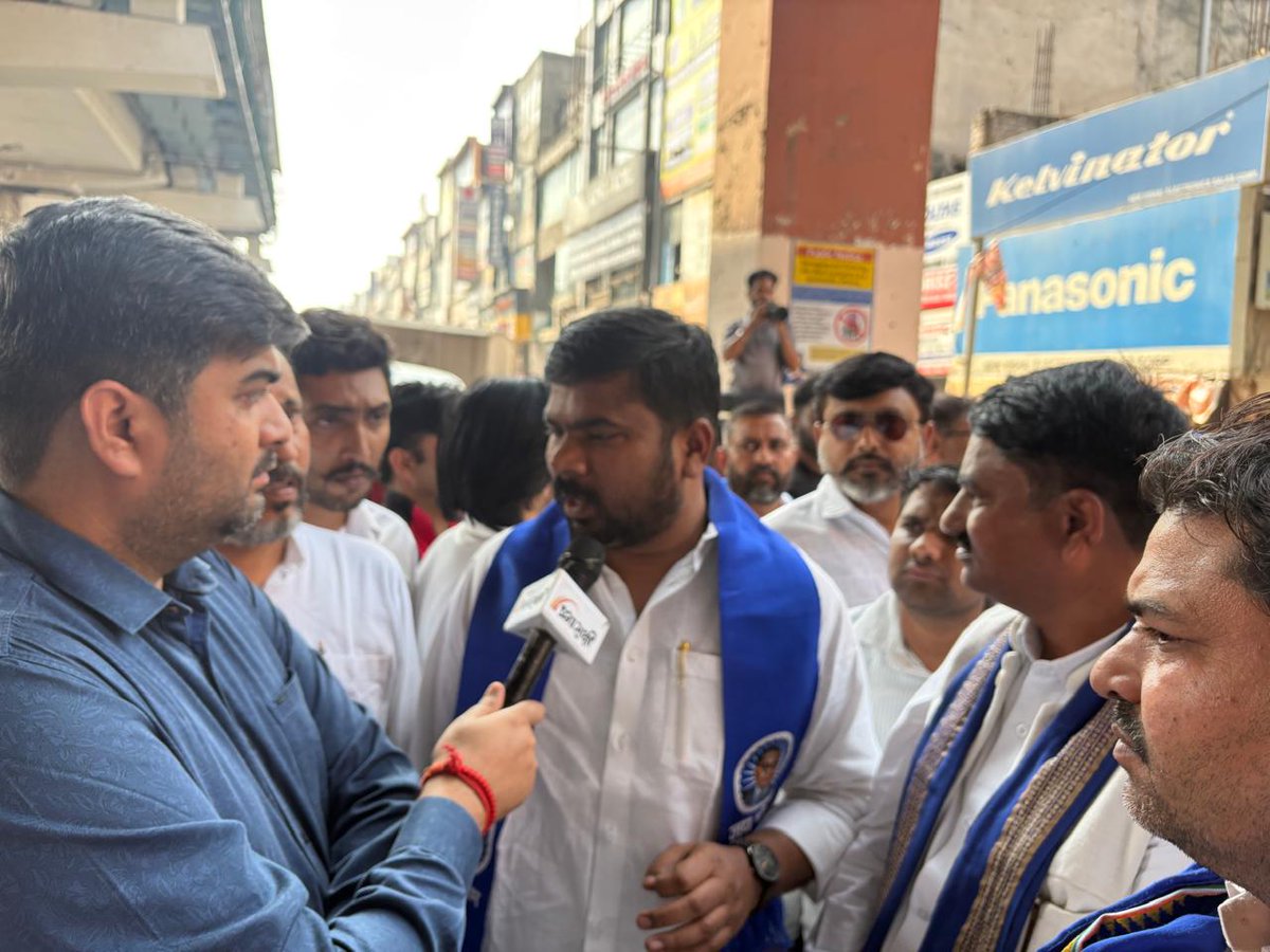 HimanshuValmi13's tweet photo. आज भीम आर्मी चीफ माननीय सांसद एडवोकेट चन्दरशेखर आज़ाद जी के आदेश पर हमारी टीम उत्तम नगर पहुंची।
उत्तम नगर में होली के दिन हुई दुखद घटना में दिवंगत तरुण जी के परिवारजनों के घर जाकर मिलना हुआ।
इस अमानवीय घटना ने मानवता को झकझोर कर रख दिया है। इस दुख की घड़ी मे हम सब परिवार के समान रूप से सहभागी हैं। हमने परिवार को हर संभव सहायता का आश्वासन दिया है।
@gupta_rekha जी अधिकारियों को इस मामले में शीघ्र, निष्पक्ष कार्रवाई सुनिश्चित करने के निर्देश दे ।

मृतक के परिवार को 1 करोड़ रुपए दिए जाए,
परिवार के 1 व्यक्ति को सरकारी नौकरी,
परिवार को 2 आर्म्स लाइसेंस प्रदान करें।
उत्तर नगर क्षेत्र मे शांति व्यवस्था बनी रहे।

 #जस्टिसफोरतरुण
@CPDelhi
@LtGovDelhi