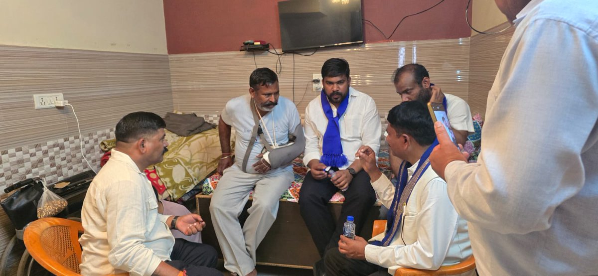 HimanshuValmi13's tweet photo. आज भीम आर्मी चीफ माननीय सांसद एडवोकेट चन्दरशेखर आज़ाद जी के आदेश पर हमारी टीम उत्तम नगर पहुंची।
उत्तम नगर में होली के दिन हुई दुखद घटना में दिवंगत तरुण जी के परिवारजनों के घर जाकर मिलना हुआ।
इस अमानवीय घटना ने मानवता को झकझोर कर रख दिया है। इस दुख की घड़ी मे हम सब परिवार के समान रूप से सहभागी हैं। हमने परिवार को हर संभव सहायता का आश्वासन दिया है।
@gupta_rekha जी अधिकारियों को इस मामले में शीघ्र, निष्पक्ष कार्रवाई सुनिश्चित करने के निर्देश दे ।

मृतक के परिवार को 1 करोड़ रुपए दिए जाए,
परिवार के 1 व्यक्ति को सरकारी नौकरी,
परिवार को 2 आर्म्स लाइसेंस प्रदान करें।
उत्तर नगर क्षेत्र मे शांति व्यवस्था बनी रहे।

 #जस्टिसफोरतरुण
@CPDelhi
@LtGovDelhi