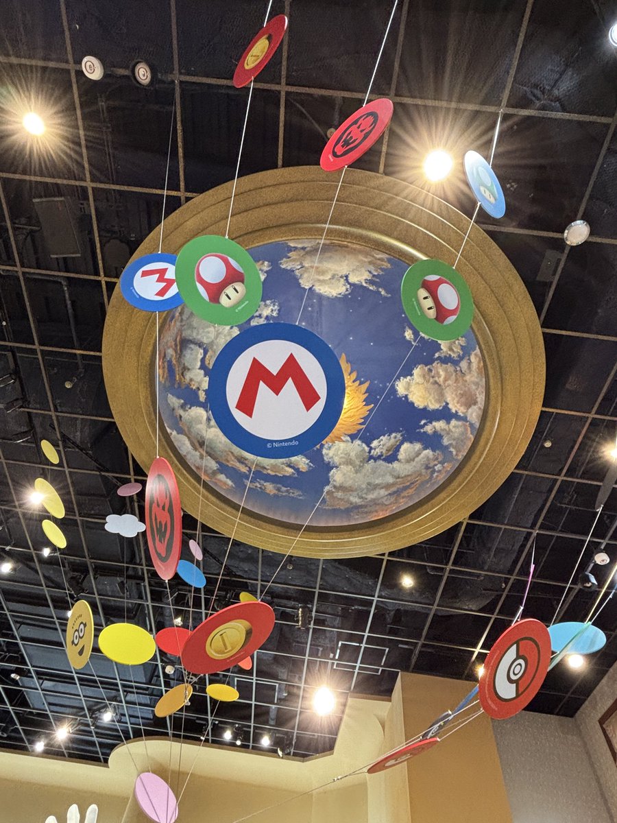 wicked_gleek's tweet image. コンフェまい散ってる感じいいよね
実際に飛んでるやつの柄らしいです
 #USJファン
 #NLP