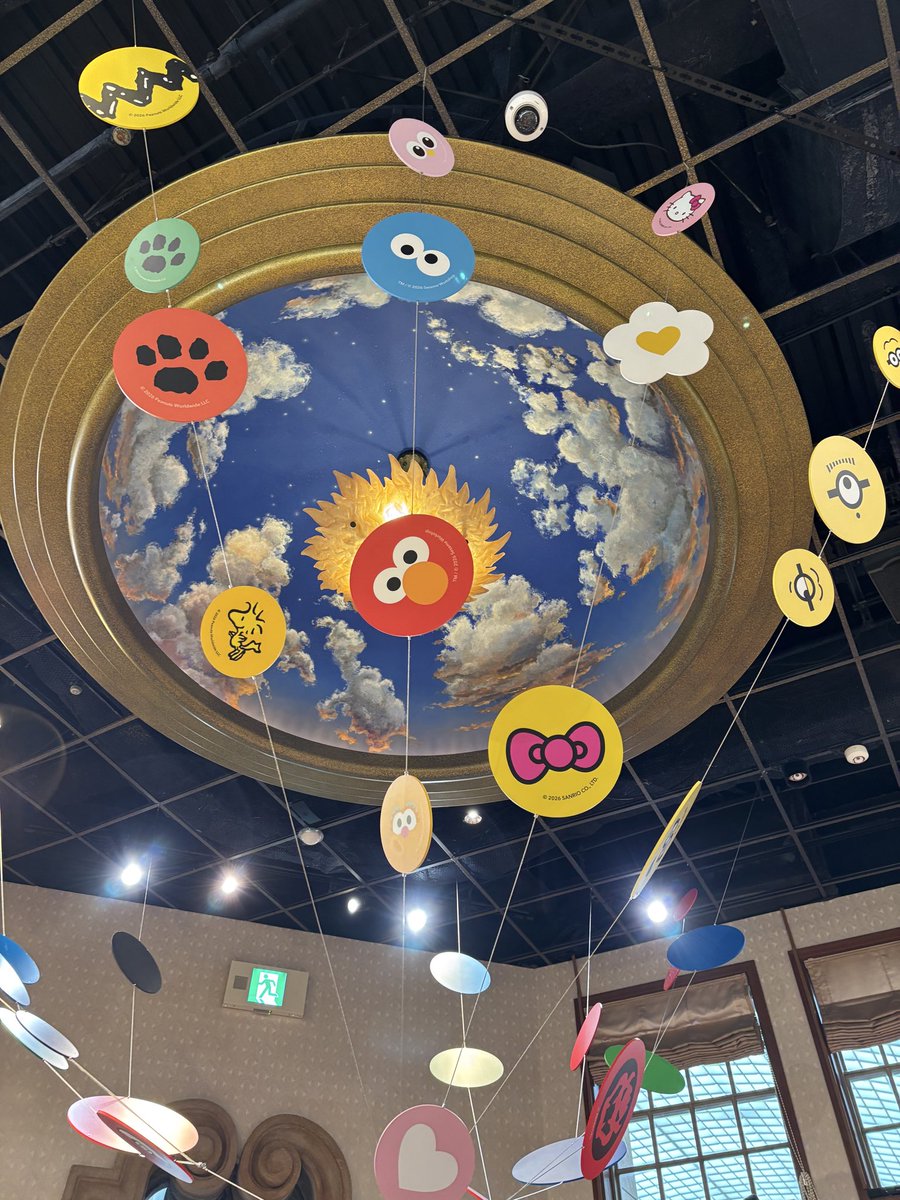 wicked_gleek's tweet image. コンフェまい散ってる感じいいよね
実際に飛んでるやつの柄らしいです
 #USJファン
 #NLP