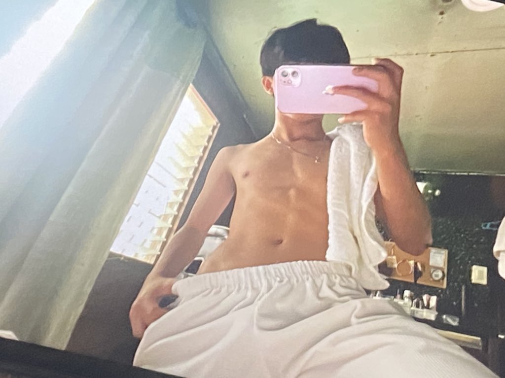 Mochi_Coco02's tweet photo. felt a lil twinky https://t.co/ecubKvS0Et