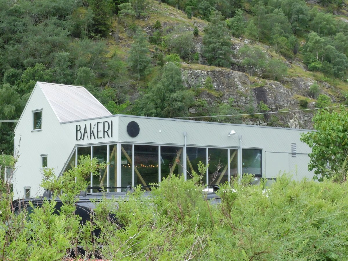 Archello's tweet photo. A former 1980s warehouse in Lærdal is reworked into a community bakery by MORFEUS arkitekter, prioritising retention over replacement.
https://t.co/eud12oikY4
#AdaptiveReuse #MaterialReuse #TimberFacade https://t.co/Ag34Peguv1