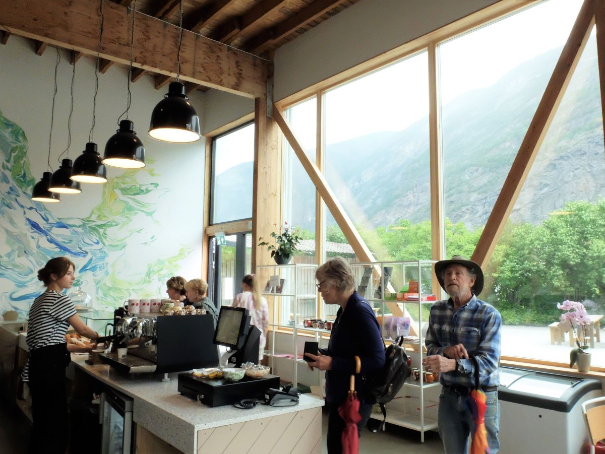 Archello's tweet photo. A former 1980s warehouse in Lærdal is reworked into a community bakery by MORFEUS arkitekter, prioritising retention over replacement.
https://t.co/eud12oikY4
#AdaptiveReuse #MaterialReuse #TimberFacade https://t.co/Ag34Peguv1