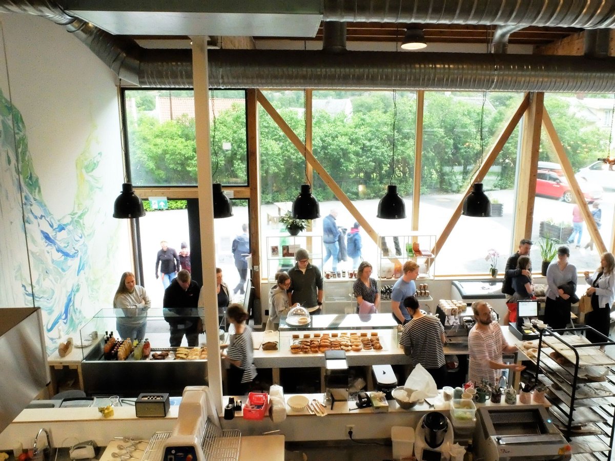 Archello's tweet photo. A former 1980s warehouse in Lærdal is reworked into a community bakery by MORFEUS arkitekter, prioritising retention over replacement.
https://t.co/eud12oikY4
#AdaptiveReuse #MaterialReuse #TimberFacade https://t.co/Ag34Peguv1