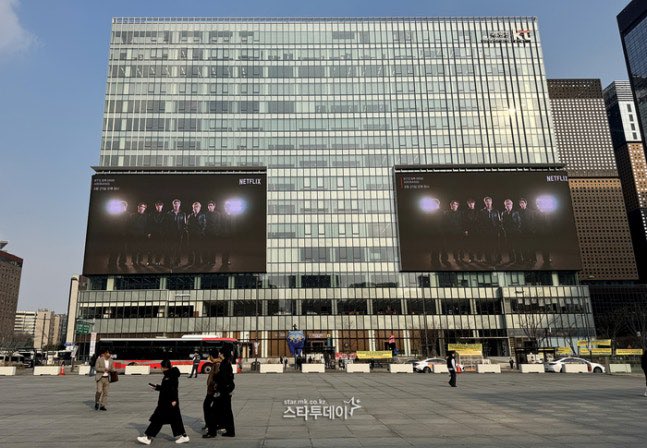 [INFO] #BTS_ARIRANG x Netflix concert ADs in Gwanghwamun 🇰🇷