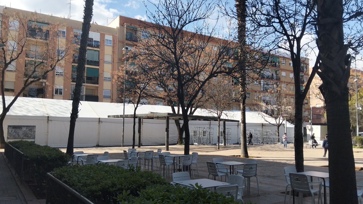 pav1ooh's tweet photo. pero si esta carpa tiene mas aforo que muchas discotecas 😭😭 https://t.co/lZUhNbuCAZ