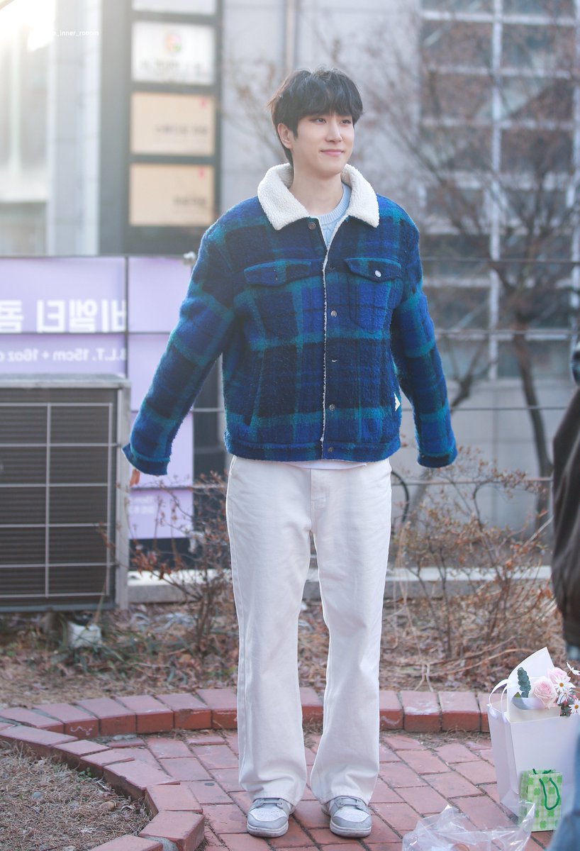 260307 시지프스 퇴근길 
# 이선우

꼬까옷 입고 팔랑팔랑💙