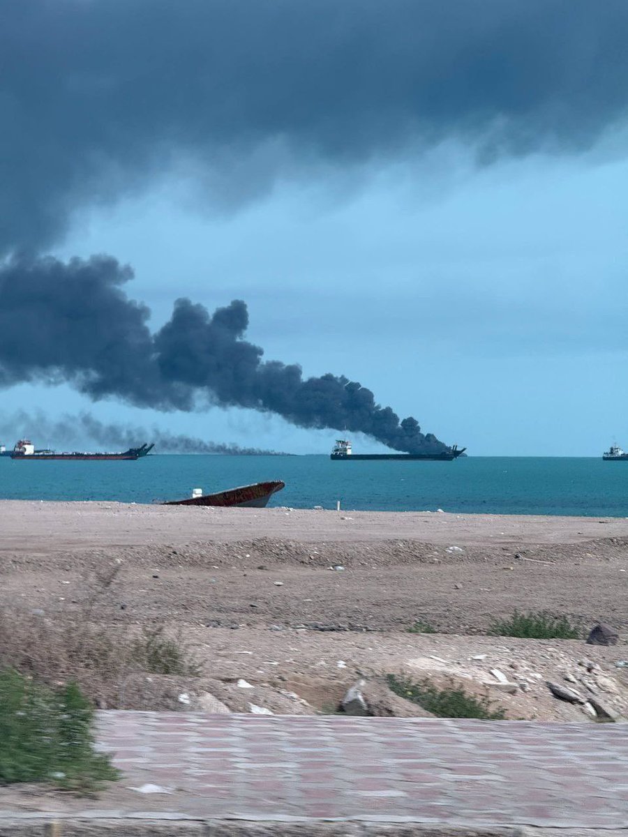 ArkamAli18's tweet photo. #Breakingnews Footage shows an Iranian ship destroyed at Bandar e Lengeh port in Hormozgan Province in the Persian Gulf, possibly the Qasem Soleimani warship.
#SHIP #Navy #IRAN #MARITIME https://t.co/zT8K5N43bt