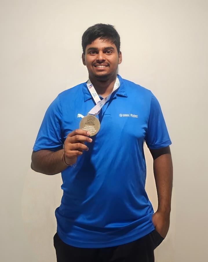 sports_odisha's tweet image. ଓଡ଼ିଶାର ଓମକାର ପ୍ରସାଦ ନନ୍ଦ ଜାତୀୟ ଓପନ୍ ଥ୍ରୋ ଚାମ୍ପିଅନସିପ୍‌ରେ ସଟ୍ ପୁଟ୍ ବର୍ଗରେ ୧୭.୮୫ ମିଟର ଥ୍ରୋ ସହ ସ୍ୱର୍ଣ୍ଣ ପଦକ ଜିତି ରାଜ୍ୟକୁ ଗୌରବାନ୍ୱିତ କରିଛନ୍ତି।

ଅଜସ୍ର ଶୁଭେଚ୍ଛା ଓ ଅଭିନନ୍ଦନ, ଓମକାର! 👏🏻

#OdishaForSports #PadiaToPodium #ShotPut