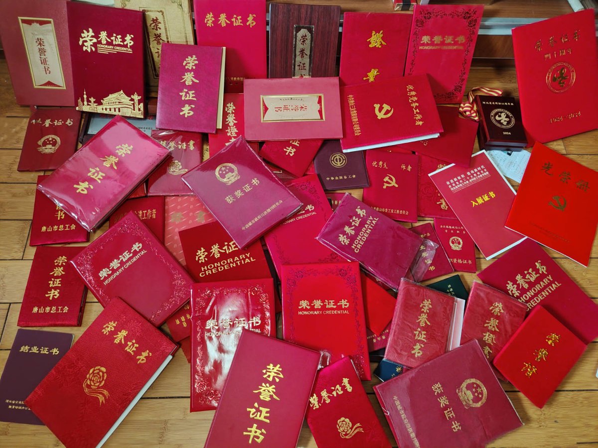 AsimObcgga's tweet image. Spring cleaning = treasure hunt!  Found a vintage polaroid (still works!) + my 5th grade science fair medal. What’s your old item with a sweet memory  #OldItemGem #MemoryHunt