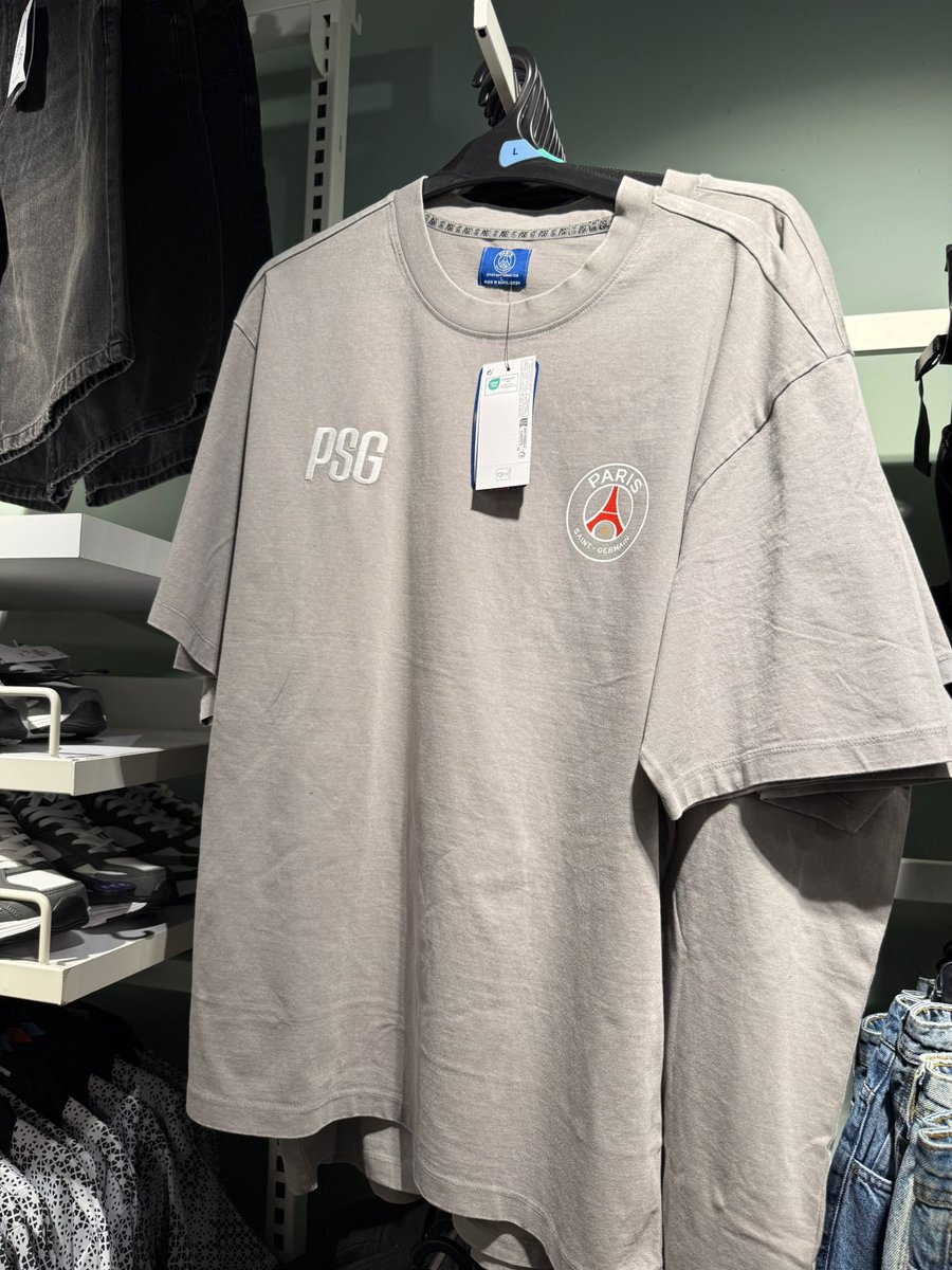 Le <a href="/PSG_inside/">Paris Saint-Germain</a> est passé dans une nouvelle dimension.
Johnny fait un tour au Primark de Belfast en Irlande du Nord et voilà ce qu'il découvre ❤️💙
J'ai déménagé ici il y a 10 ans et j'ai pu vraiment voir une explosion dans les gens qui portent nos maillots et surtout les gamins.