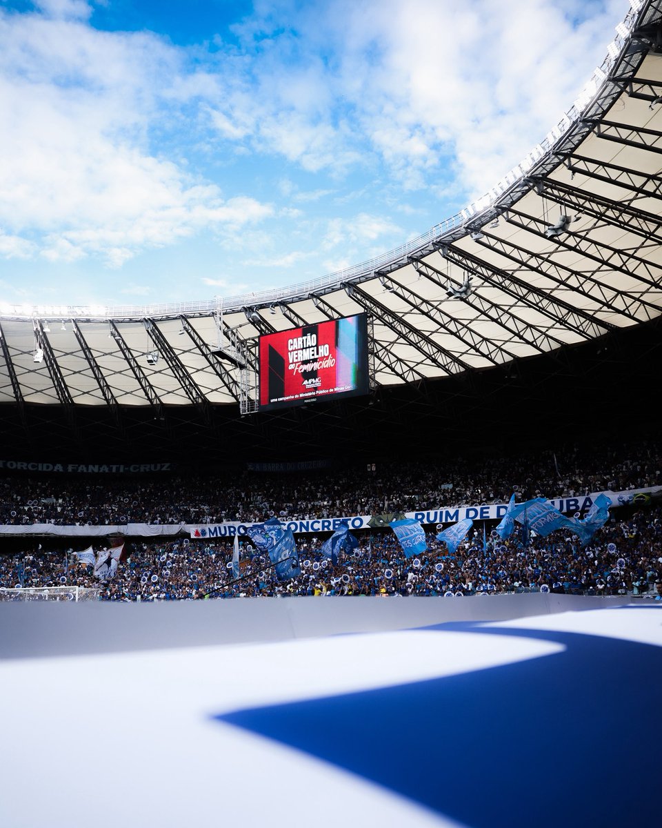 Dos 49.675 torcedores no Mineirão, mais de 27 mil eram cruzeirenses (deu pra perceber pelos espaços vazios no estádio). Uma Nação Azul que não parou um minuto e que mereceu comemorar o título estadual. Claro que com a sua devida importância. Que seja um fator de confiança pra