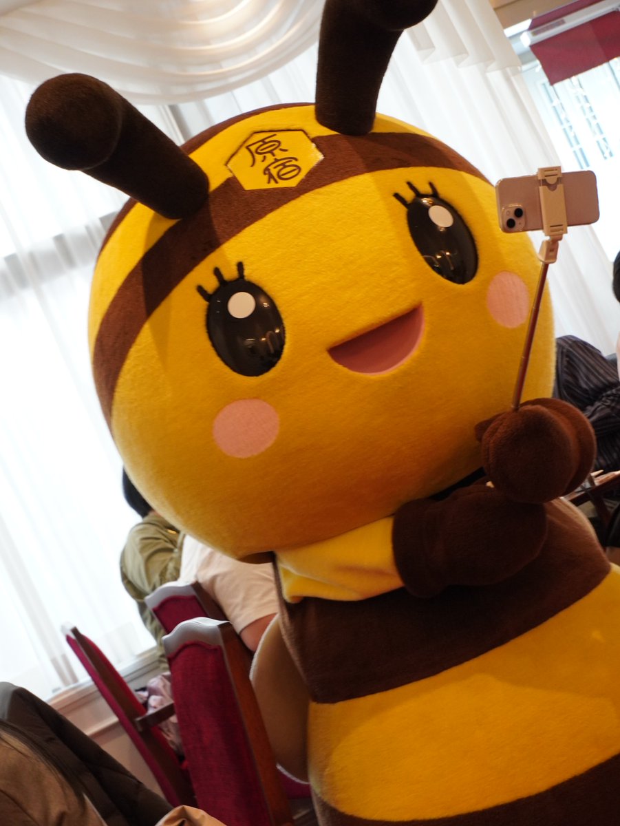 GnistStm's tweet photo. 3/8 みっころお誕生日会
自撮りするはにぃって頑張ったみっころ。スマホの画面いっぱいにお顔が写ってたね。
 #みっころ #コロンバン原宿サロン https://t.co/AYBJbJpCFc