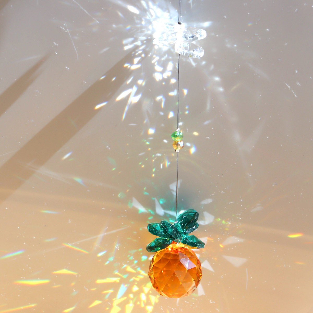 SingerHIROE's tweet photo. 太陽の光で虹が広がる
パイナップルのサンキャッチャーを作りました🍍✨

窓辺に飾ると
キラキラ虹の光が広がります🌈

パイナップルは

『富と財の象徴』

とも言われてるみたいだよ🍍 https://t.co/nc29CisPPm