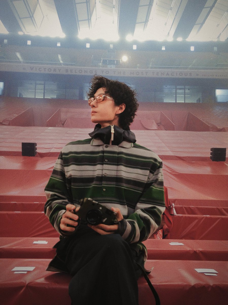 2amWangYibo's tweet photo. #YIBOxFallWinter26Lacoste

ภาพนี้คือไฮไลท์ ดูสโลแกนของสนาม Roland Garros Stadium อยู่พอดีตรงที่นั่งของอี้ป๋อเป๊ะๆ เพราะมันคือจุดกึ่งกลางของสนาม เซนเตอร์ของฮอลล์ ที่นั่งน้อง+ความหมายคือเดอะเบสท์

“Victory Belongs to the Most Tenacious” = ชัยชนะเป็นของผู้ที่มุ่งมั่นที่สุด #WangYibo https://t.co/3lt7Auflzb