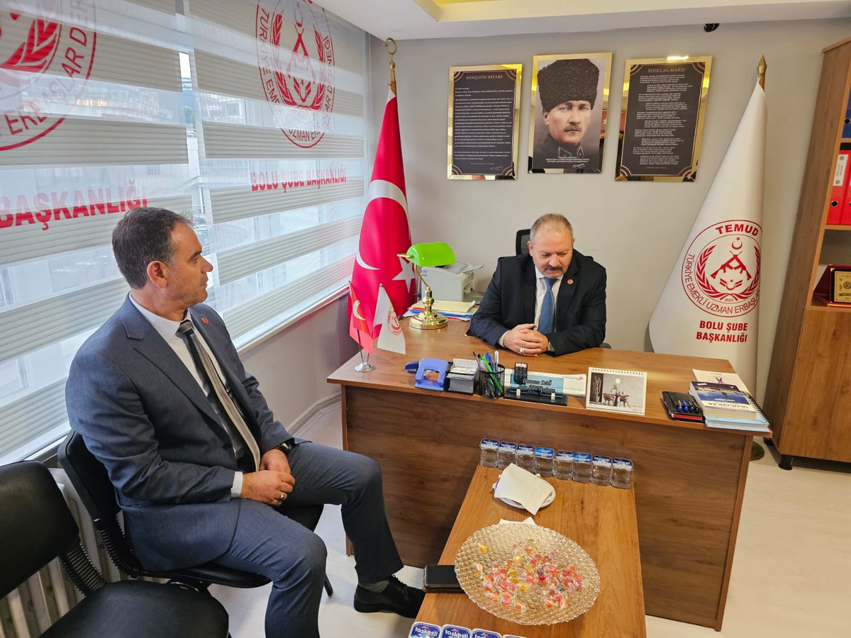 UZMAN ÇAVUŞ; VATANIN DAMARINDA ATAN NABIZDIR.

O nabız; sınırda, dağda, karakolda ve puslu gecelerde hiç durmadan atan bir sorumluluğun sesidir. Anadolu’nun kerpiç evlerinden çıkıp vatan nöbetine yürüyen yiğitlerin kararlılığıdır. Gecesini gündüzüne katan, ailesinden uzak ama